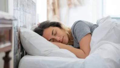 من الكيوي إلى الحليب الدافئ… أطعمة ومشروبات تساعدك على النوم