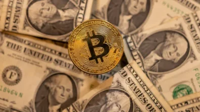 الدولار يسجل أعلى مستوى في شهرين مع زيادة الرهانات على رفع الفائدة الأميركية