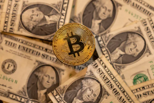 الدولار يسجل أعلى مستوى في شهرين مع زيادة الرهانات على رفع الفائدة الأميركية