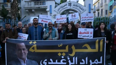 محاميتان: الصحافي مراد الزغيدي المسجون في تونس في وضع «بالغ الخطورة»