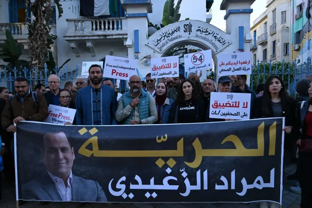 محاميتان: الصحافي مراد الزغيدي المسجون في تونس في وضع «بالغ الخطورة»