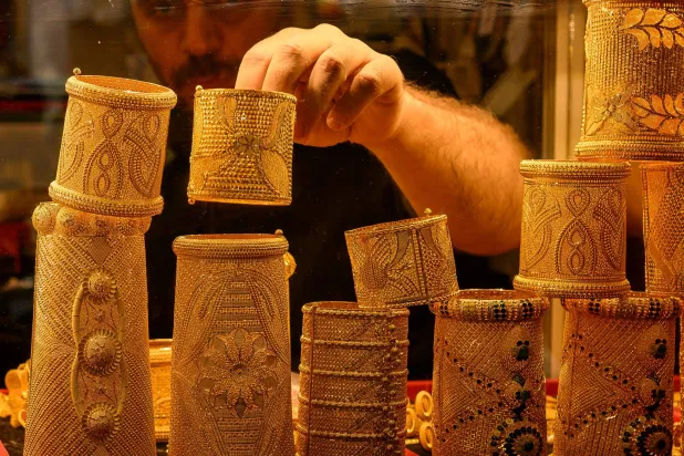 الذهب يتعافى من أدنى مستوى في 6  أشهر بفضل عمليات تغطية مراكز البيع