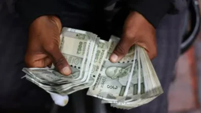الروبية الهندية تتراجع تحت ضغط طلب شركات النفط على الدولار