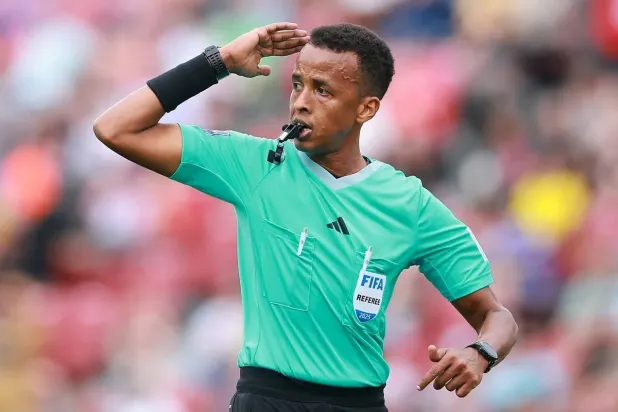 الحكم الصومالي الممنوع من دخول الولايات المتحدة يدير نهائي كأس السوبر الأوروبي