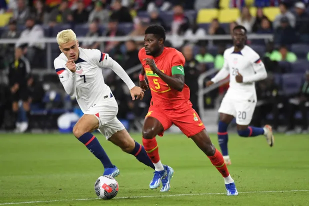 لماذا رفضت كندا منح توماس بارتي مهاجم منتخب غانا تأشيرة دخول؟