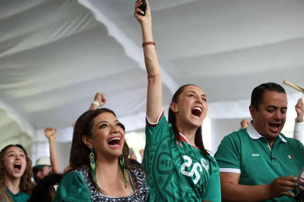 رئيسة المكسيك تفسر غيابها عن افتتاح كأس العالم: التذاكر باهظة وأهديت مقعدي لمشجعة شابة