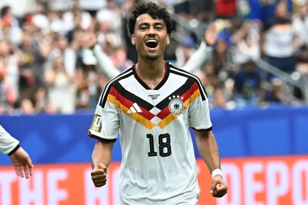 ناثانيال براون لاعب فرانكفورت يقترب من بايرن ميونيخ