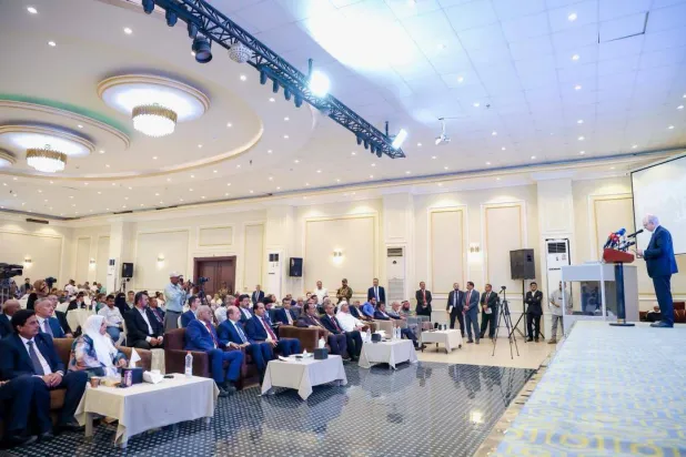 الحكومة اليمنية تدفع نحو اللامركزية وتعزيز الشراكات الدولية