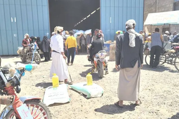 اتهامات للحوثيين بتوزيع أغذية فاسدة