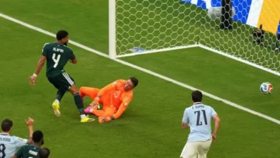 أوروغواي تفلت من «صقور المونديال»