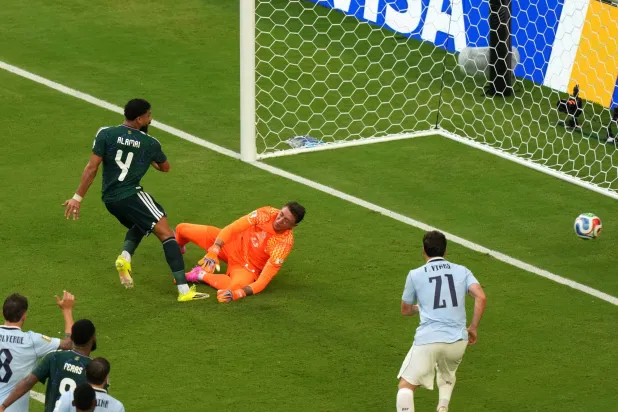 أوروغواي تفلت من «صقور المونديال»