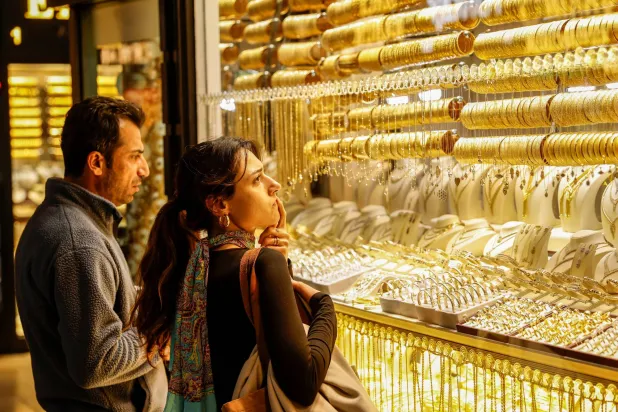 الذهب يستقر قرب أعلى مستوياته في أسبوع مع ترقب تفاصيل الاتفاق بين أميركا وإيران