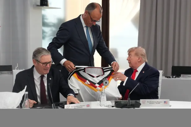 ميرتس يهدي ترمب قميصاً للمنتخب الألماني يحمل رقم «47»