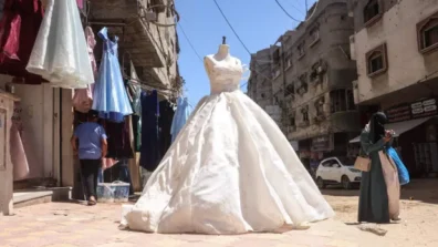 خياط في خان يونس يُحوّل الأنقاض إلى فساتين للفرح