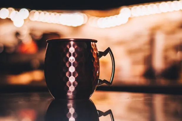 موضة الأكواب النحاسية تجتاح مواقع التواصل… فوائد حقيقية أم خطر صحي؟