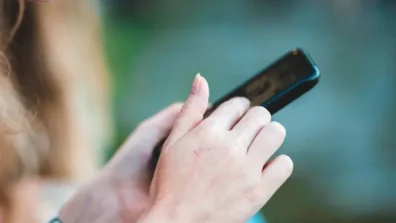 كيف يؤثر الإفراط في استخدام وسائل التواصل على الذاكرة؟