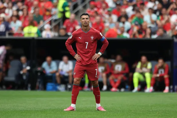 مدرب البرتغال مدافعاً عن رونالدو: علينا توصيل الكرة إليه!