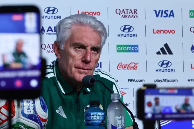 مدرب جنوب أفريقيا لمنتقديه: اصمتوا!