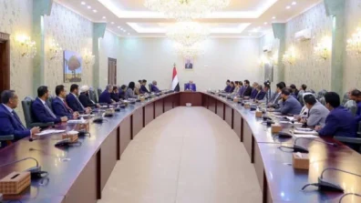 الحكومة اليمنية تعيد هيكلة المؤسسات الإيرادية