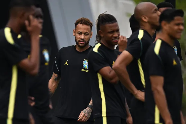 رئيس البرازيل مازحاً: نيمار أول لاعب يعمل «عن بُعد»