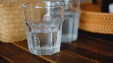كوب ماء بارد في الصباح… ماذا يفعل بجسمك؟