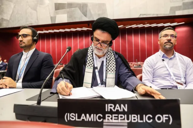 نائب إيراني يثير جدلاً حول رسائل منسوبة إلى خامنئي بشأن التفاوض