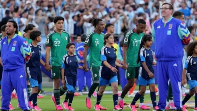 «مونديال 2026»: نجوم الجزائر يلعبون كرة القدم مع شباب بلدة صغيرة في كانساس