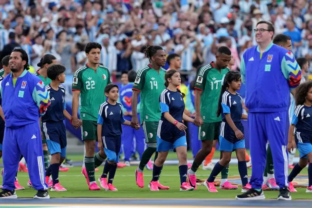 «مونديال 2026»: نجوم الجزائر يلعبون كرة القدم مع شباب بلدة صغيرة في كانساس
