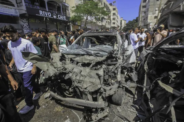 مقتل 3 فلسطينيين وإصابة آخرين بقصف إسرائيلي وسط مدينة غزة