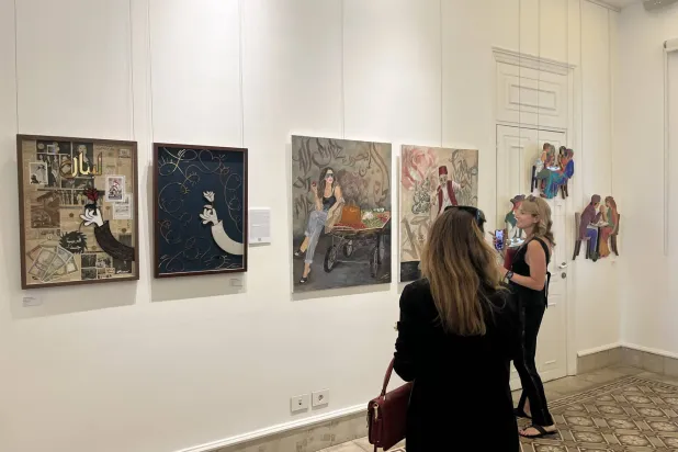«المعرض الفني الجماعي»… حكايات بصرية معلّقة بين الحلم واليقظة