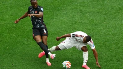 «مونديال 2026»: إيقاف ماديبو لاعب قطر 5 مباريات بعد إصابته للكندي كونيه