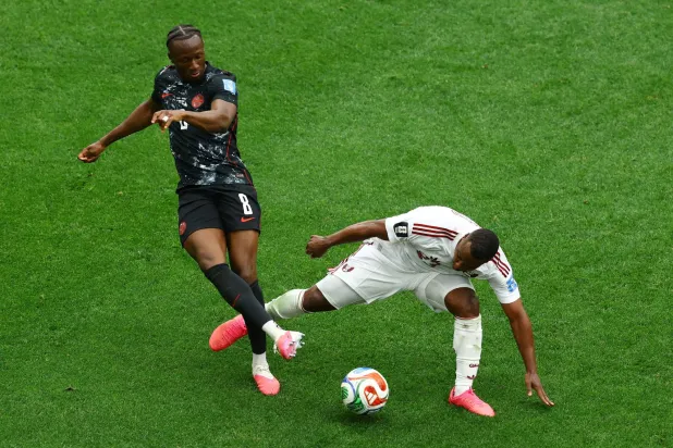 «مونديال 2026»: إيقاف ماديبو لاعب قطر 5 مباريات بعد إصابته للكندي كونيه