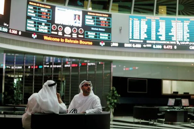 أسواق الخليج تتراجع مع هبوط النفط وتصاعد رهانات رفع الفائدة الأميركية