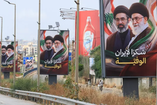 «حزب الله» يتنصل من لافتات الشكر لإيران