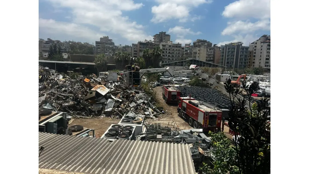 بعد السيطرة عليه.. الدفاع المدني يواصل تبريد موقع حريق الدكوانة