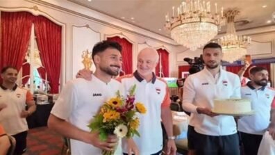 فيديو – مدرب العراق يفاجئ لاعبه بمولوده الجديد