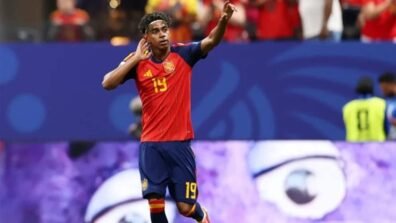 فيديو – لامين يامال يخطف الأضواء بحزام المصارعة قبل رحلة إسبانيا