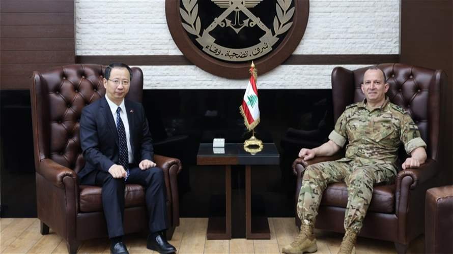 العماد هيكل بحث والسفير الصيني في تعزيز التعاون بين جيشَي البلدين