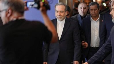 الوفد الإيراني "لا يزال منخرطا" بالمحادثات مع واشنطن