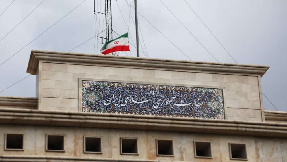 لقاء إيراني – لبناني غير معلن: طهران تدفع نحو التهدئة بين حزب الله والرئاسة