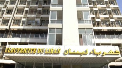 بعد صرفهم من العمل.. عمال BUS يقفلون مكاتب كهرباء لبنان
