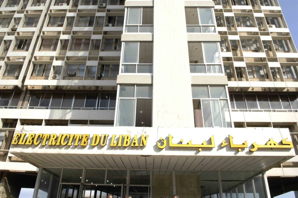 بعد صرفهم من العمل.. عمال BUS يقفلون مكاتب كهرباء لبنان